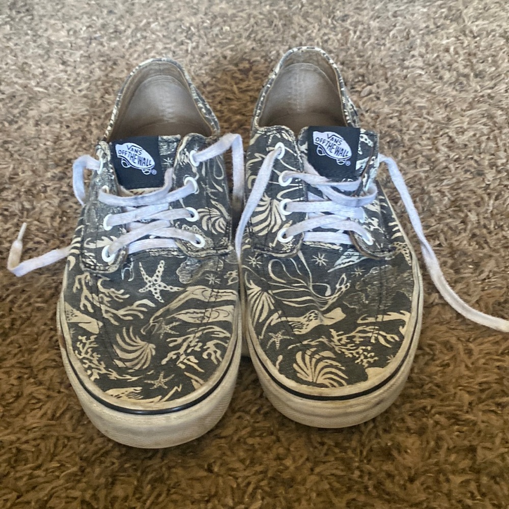MENS SIZE 10 BLACK & WHITE SKATEBOARD VANS SHOES
